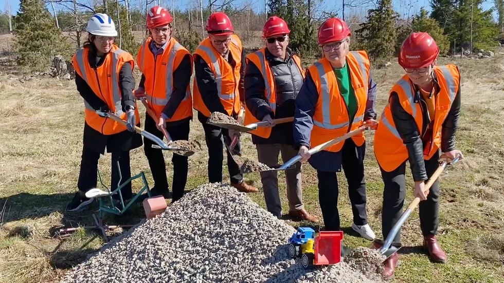 Med varsin spade men med samlade krafter tog entreprenören Skanska och Vimmerby kommun det första symboliska spadtaget för nya förskolan i Nybble på onsdagen. Från vänster Linda Elmgren, distriktschef på Skanska, Ola Gustafsson (KD), Peter Karlsson (C), Mustafa Badran (S), Helen Nilsson (S) och Pia Young (V).