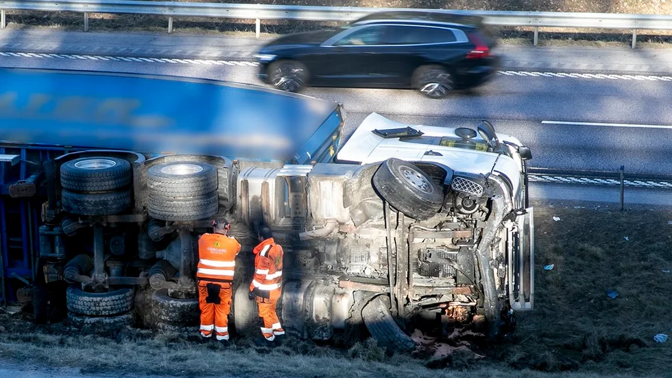 Lastbilen körde i diket mellan norr- och södergående riktning.