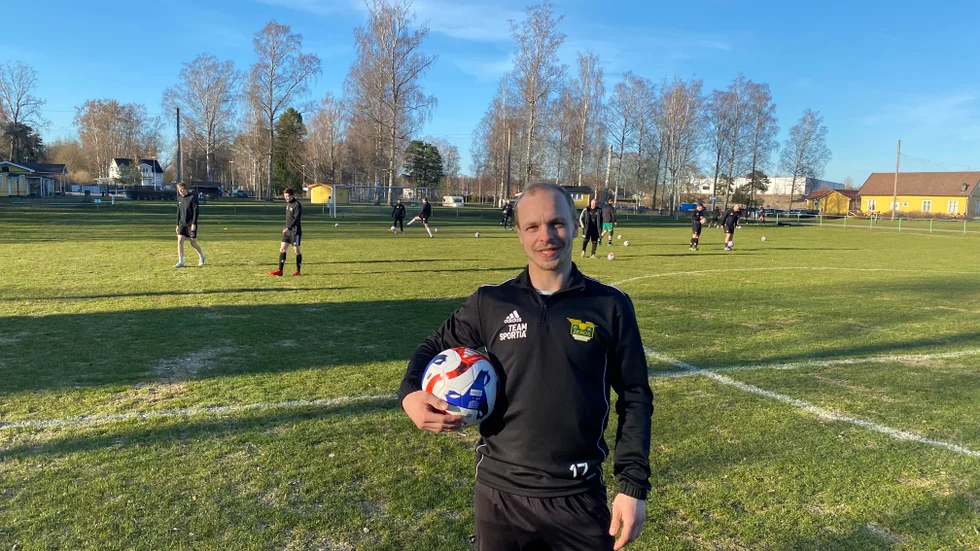 Melvin Åsberg tog Finspångs AIK till bandyallsvenskan. Nu väntar nästa utmaning, spel i BK Zeros i division 5-fotbollen. "Bättre att spela i femman", säger Åsberg inför premiären mot Brokind på fredag.