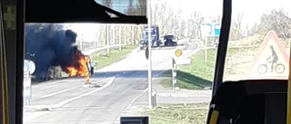 Bil brann med öppna lågor – svart rök spreds