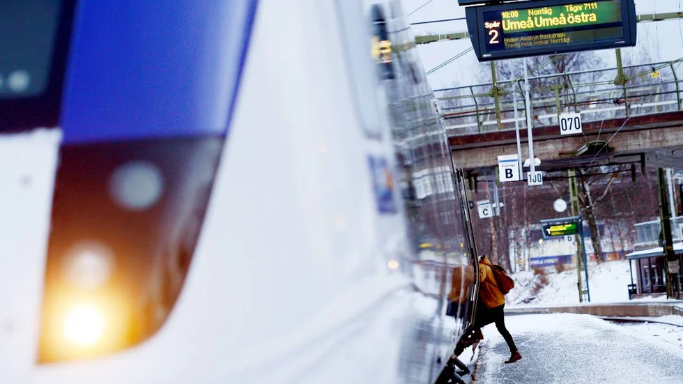 Läget har förbättrats något de senaste dagarna. Men även under onsdagen fick ett flertal tåg ersättas med buss. Och Tågkompaniets verkställande direktör Mats Gustafsson vågar inte ge resenärerna något löfte. "Rätt vad det är så är det väl en älg eller renflock som kliver upp på spåret, och så har vi problem igen", säger han.