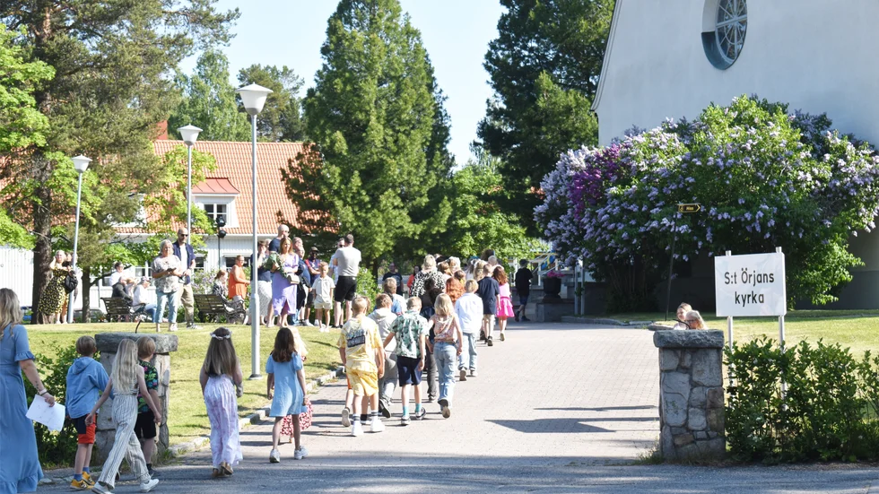 Eleverna i Örjanskolans mellanstadium påväg upp till S:t Örjans kyrka där skolavslutningen hålls. 