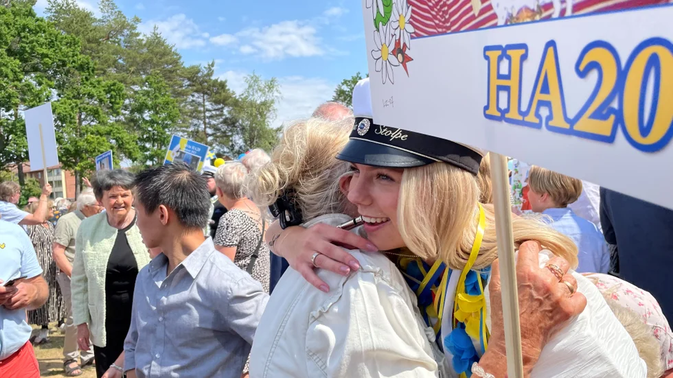 "Det känns fantastiskt!", utbrast Maja Stolpe när hon fick den obligatoriska frågan. Maja som läst handelsprogrammet blir kvar i stan åtminstone ett tag. "Jag ska flytta hemifrån och kommer att jobba på Dressman i sommar och i höst", berättar hon.