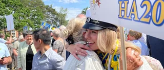 Här springer glada studenter ut på röda mattan