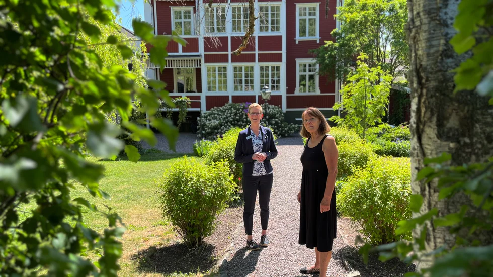  "Det är ett fantastiskt hus som jag har många minnen av, men nu är det dags att göra nya saker i livet", säger nuvarande ägare Inger Söderstjerna. Här tillsammans med mäklaren Birgitta Johansson på Properties & Partners.