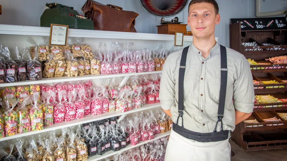 Elias Strindberg är polkagrisbagare med rötter från Gränna, men som nu befinner sig i Visby för att starta upp godisbutiken Kokeriet på Adelsgatan. Där kommer man även att ha ett eget polkagriskokeri. 