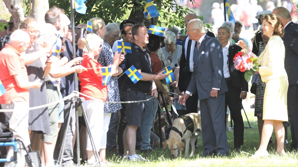 Kungaparet hälsade på såväl tvåbenta som fyrbenta besökare i Almedalen.