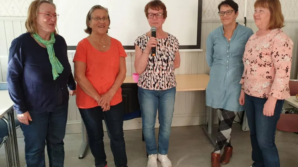 Gymnastikledarna Carina, Britta, Ann-Britt och Anita tackades för det gångna året av ordförande Seija Björk (i mitten).
