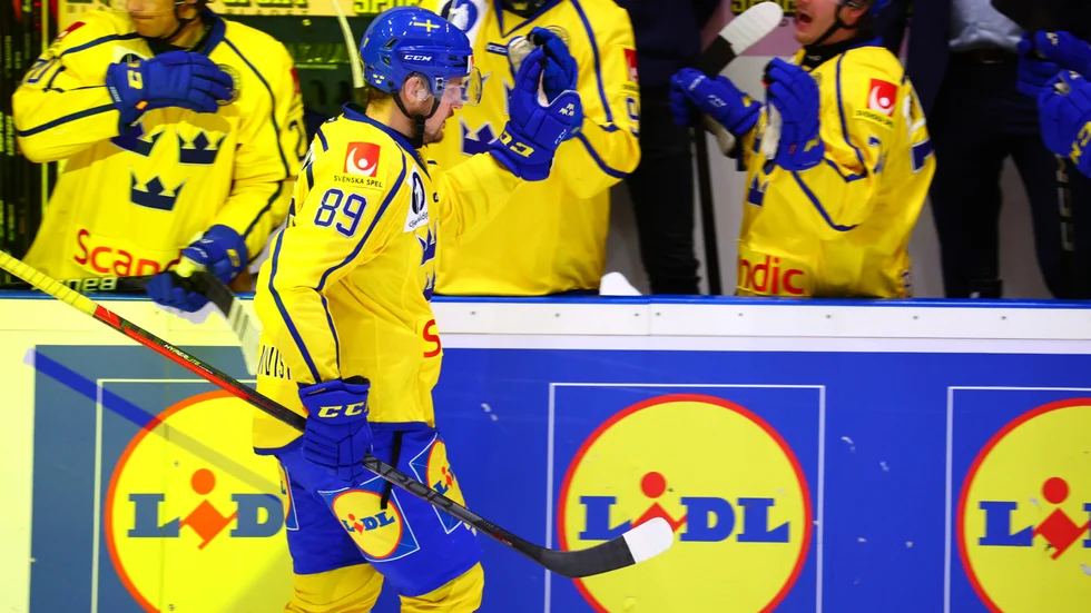 Sveriges Patrik Karlkvist (nummer 89) gratuleras efter 5–2-målet mot Finland.
