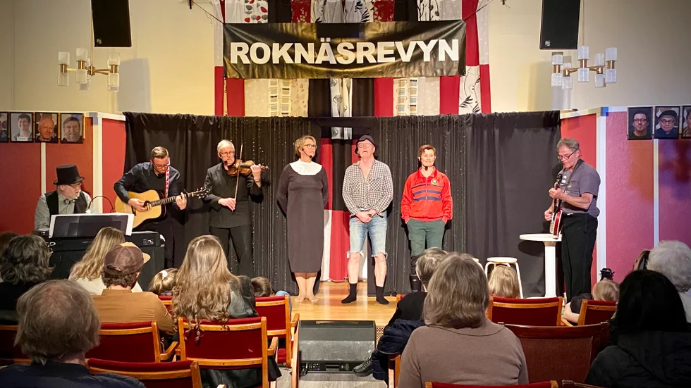 Roknäsrevyn höll premiär i fredags med nyskrivna revyn "Ääsh då!". Vid pianot Åke Olofsson, gitarr Thomas Öqvist, fiol Ingemar Edström, sång Catarina Strandberg, Gösta Viklund, och Laila Rögde, gitarr Leif Strandberg. De välkomnade publiken varmt till byahuset i Roknäs.