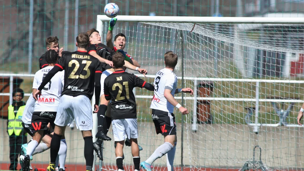 Arkivbild. Benjamin Machini hade fullt sjå med att freda sitt mål i andra halvlek. Hemmalaget Umeå körde över Maif under den avslutande halvan av matchen.