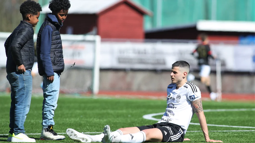 Maifs Alexandar Mutic tröstas av några unga supportrar efter förlusten mot FC Stockholm.