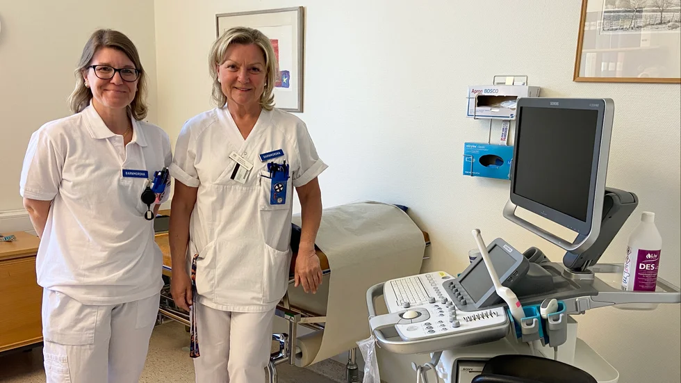 Barnmorskorna Linda Alexandersson Nordin och Monica Brihall stortrivs med sitt jobb på kvinnokliniken."Häromdagen hade jag först en efterkontroll där bäbisen var åtta veckor. Nästa patient var 98 år. Det är fantastiskt", säger Monica Brihall.