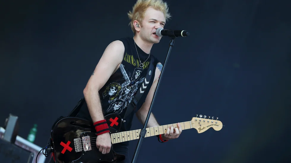 Sångaren Deryck Whibley i Sum 41 på scen år 2017. Arkivbild.