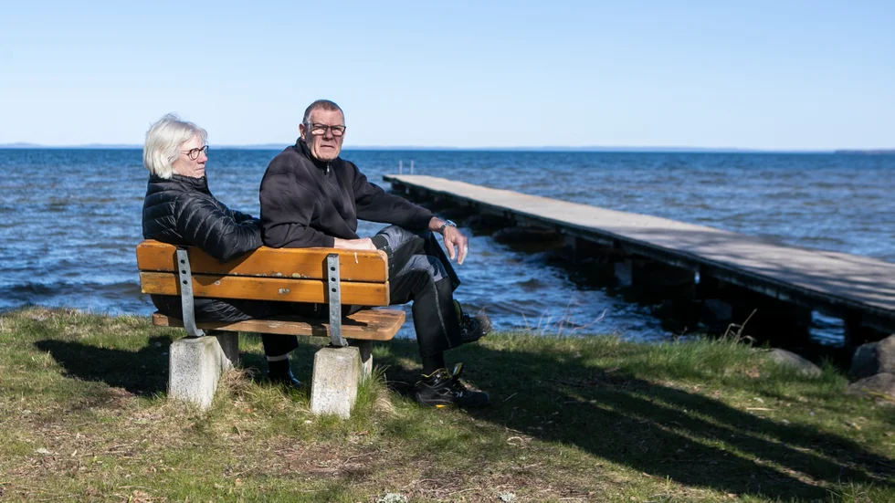 När solen sänker sig ner över Vättern brukar Eva och Raoul Björlin ta plats på den lilla bänken vid stranden på Vadstena camping och bara njuta. Det har de gjort varje sommar i 40 år och de har inga planer på att sluta med det. 
