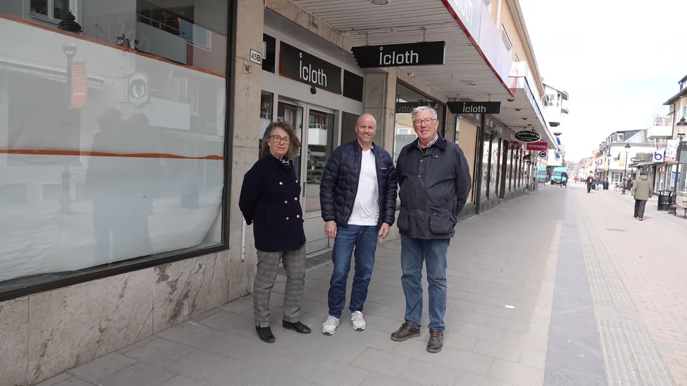 Gunilla Wallsten och Henrik Wallsten säljer Jowahuset och en annan fastighet till Tomas Viksten (i mitten) och nu äger han hela kvarteret.