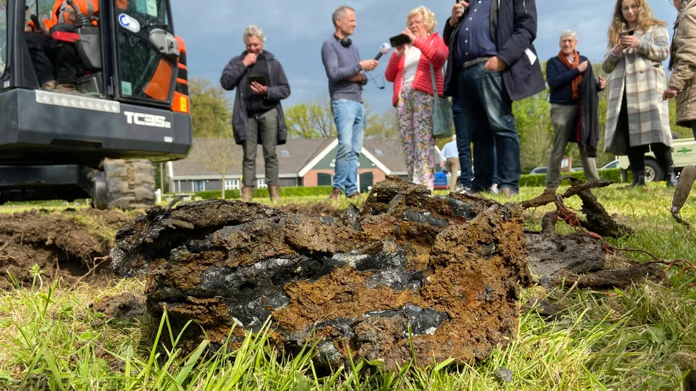 En grävmaskin i Ommeren, där skatten påstods ha varit gömd, under måndagen. Grävandet har dock inte gett önskat resultat och på tisdagen avblåstes sökandet.