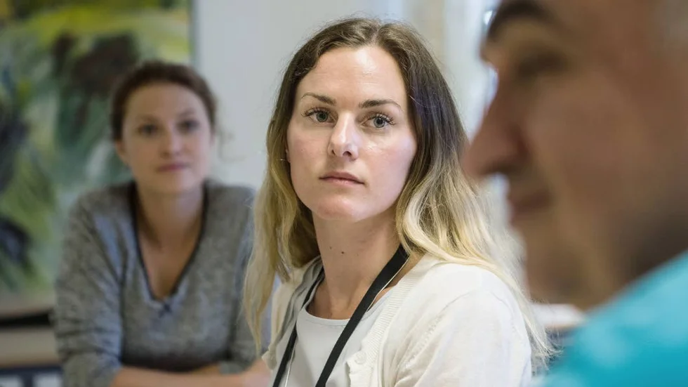 Konflikt. Jenny Kostov Bredberg berättar att nära 80 sköterskor har slutat under de fyra åren hon har jobbat. (t v Anna Schmit, t h Ivan Gosijer)