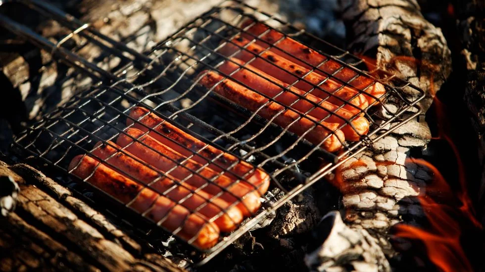 Älgjakt norr om Björklinge. korv korvgrill grilla