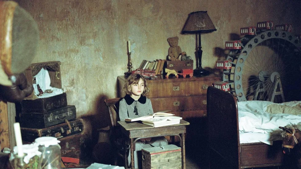 Ensam. Tom Sweet spelar den försummade pojken Prescott i Brady Corbets "The childhood of a leader".