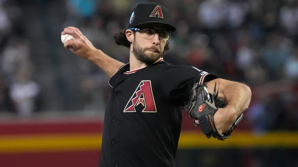 Arizona Diamondbacks pitcher Zac Gallen råkade träffa en fågel i luften under en uppvärmning på onsdagen. Fågeln dog. Bilden är från en match den 13 maj.