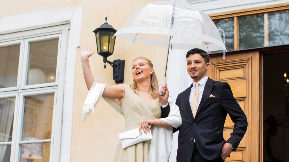 Evelina Hansson och Adrian Sulayman ser lyckliga ut på slottstrappan.