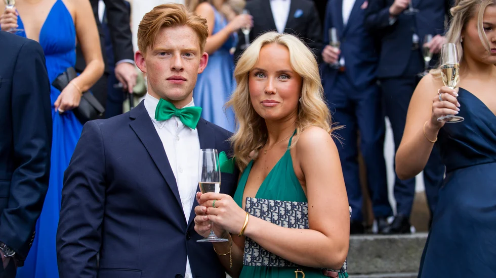 Vackert studentpar som matchade varandra i grönt.