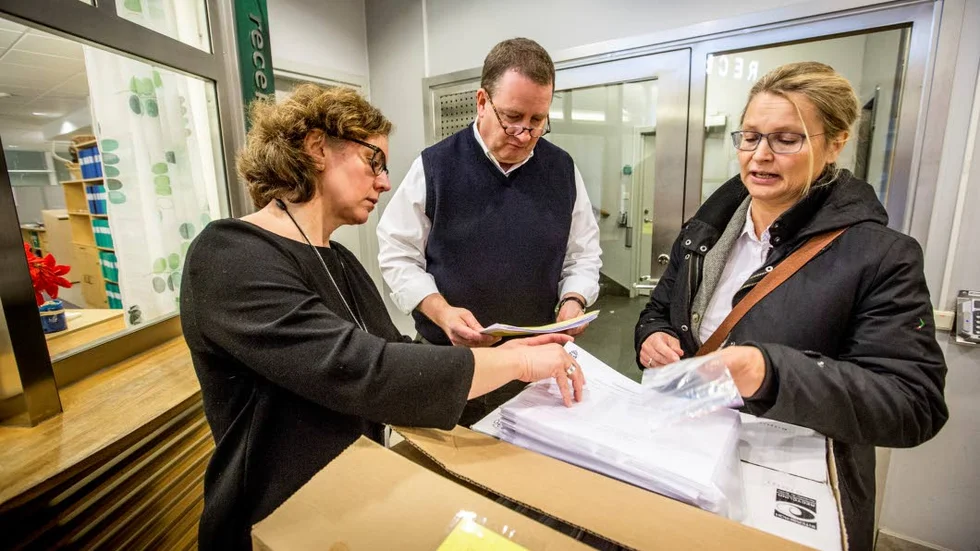 Utredningsmaterialet bakom åtalet är gigantiskt. Här överlämnades det till tingsrätten i december förra året. På bilden beredningssekreteraren Christel Backman, domaren Mats Sandmark och åklagaren Lise-Lotte Tegler.