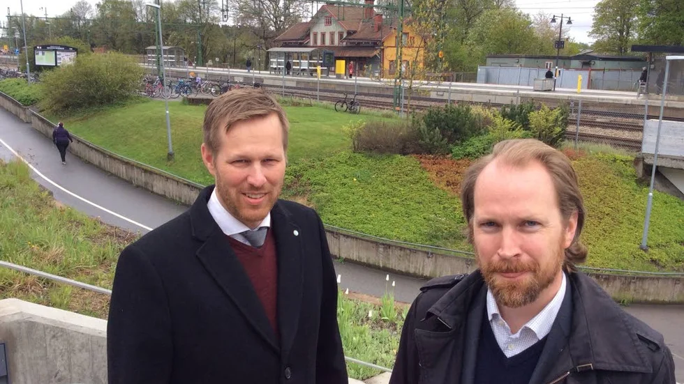 Fördelar. Björn-Owe Björk (KD) och Oscar Hahne (KD) föreslår att järnvägen genom Knivsta grävs ner.