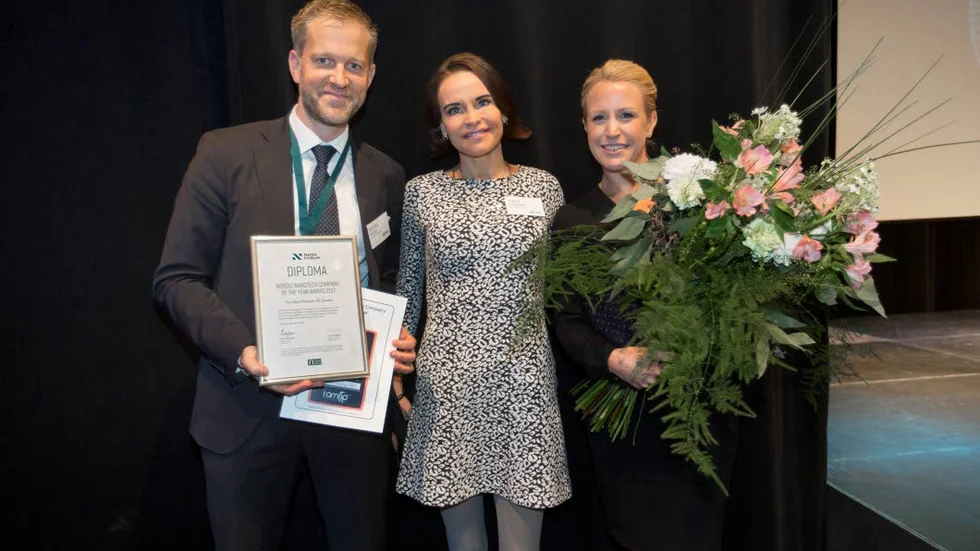 Mattias Karls och Gabriella Josefsson, Disruptive Materials, tillsammans med professor Maria Strömme.