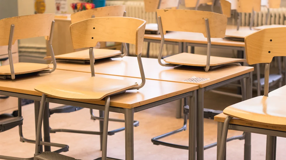 Jag skulle vilja ha åtminstone ett exempel på hur ett förslag med nedläggning av skolor och skapandet av större enheter syftar till barnens bästa, skriver insändarskribenten.