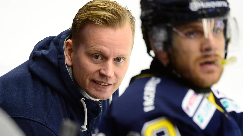 HV:s Johan Davidsson (t.v) är tillbaka i HV71. Arkivbild.