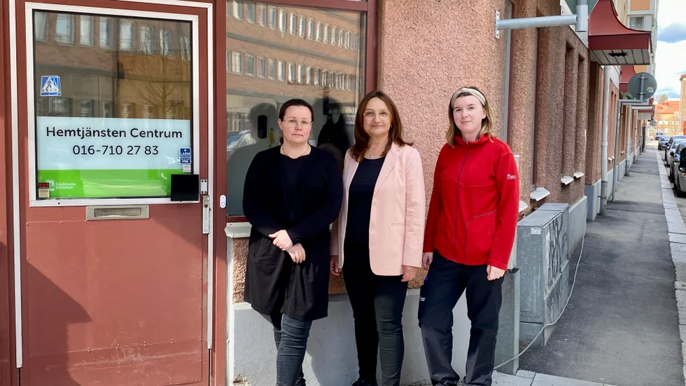"Jag tycker det är bra att det blir lag på det här. Det blir en trygghet för oss som personal, brukare och anhöriga", säger Mira Käreänen, gruppledare på hemtjänsten Centrum (t.v). Med på bild är även enhetschefen Enesa Arapovic och undersköterskan Sara Sandqvist.