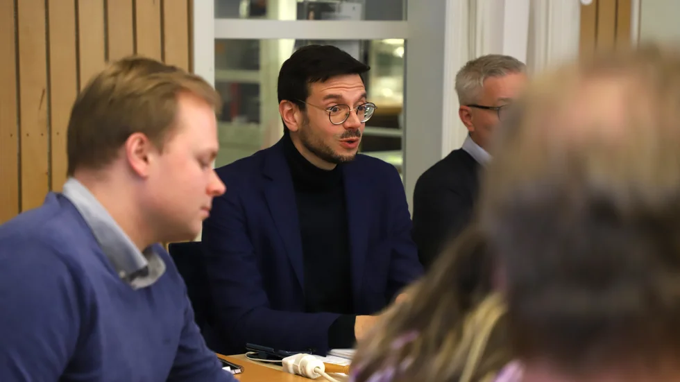 "Det är ingen besparingsbudget". Det säger barn- och ungdomsnämndens ordförande Elias Aguirre (S) om Linköpingsskolornas ekonomiska ramar under 2024.