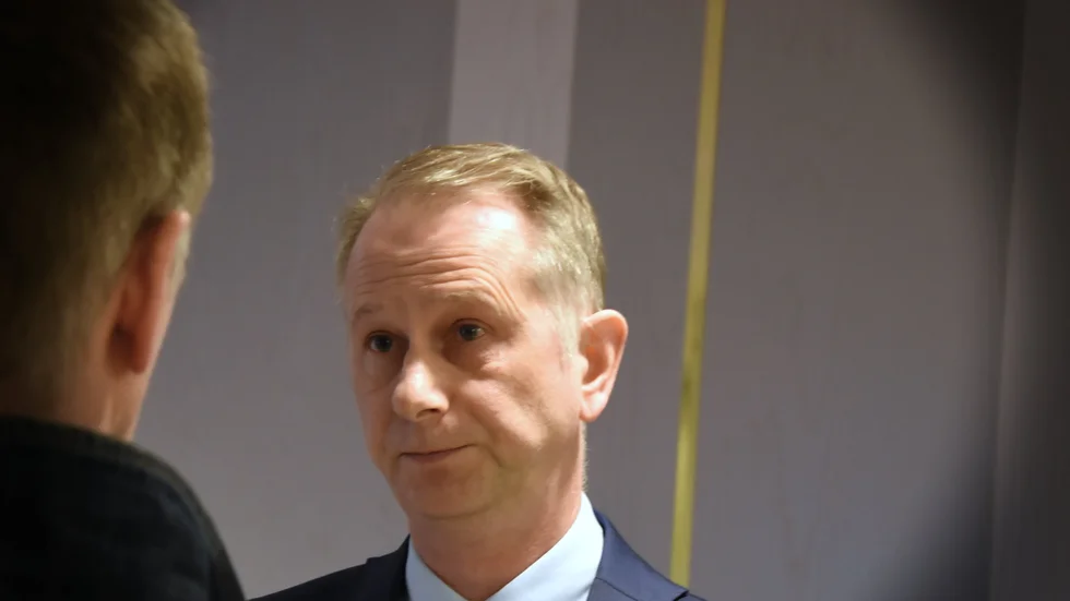 Advokat Magnus Ericsson har försvarat den åtalade toppchefen på Lulebo. "Han är naturligtvis mycket lättad över att det äntligen är över, att vara anklagad för den här brottsligheten i fyra och ett halvt år. Klart att det är tufft att gå med detta över sig under så lång tid".