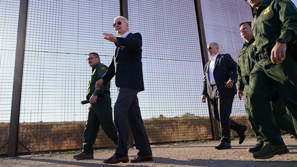 USA:s president Joe Biden vid gränsen till Mexiko i januari i år. Arkivbild.