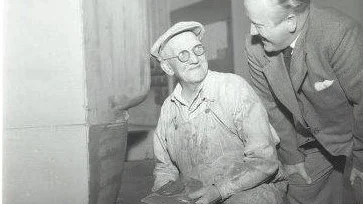 Entreprenören Carldavid Jönsson grundade 1949 Alucrom, ett företag som han startade hemma vid köksbordet och sedan utvecklade till ett internationellt företag. På fotot samtalar Jönsson med målaren Thure Hammarlund.
