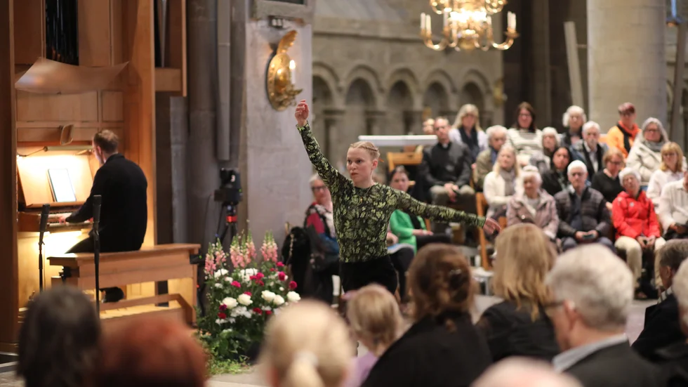 Domkyrkans två år långa jätteprojekt att framföra alla Bachs orgelverk avslutades med dans av Thea Harryson. 