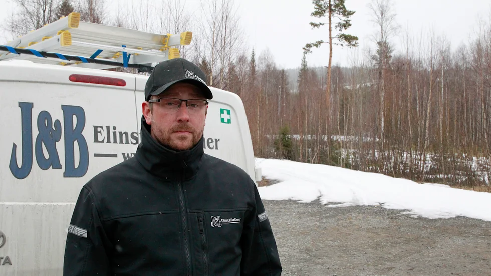 Robert Lindbäck trodde att det skett en olycka på något vis och stannade för att hjälpa. Men den nödställde mannen som satte sig i bilen gick inte att prata med och han blev snabbt våldsam och skulle slåss.