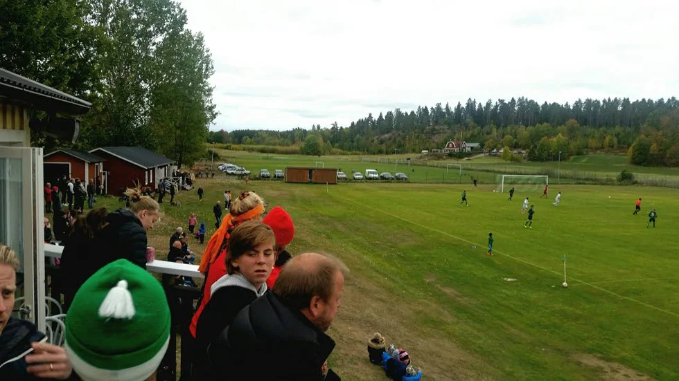 261 personer såg Grebo tvåla dit BK Derby med 4–0 i första kvalmatchen till division 3.