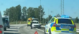 Personbil har kört över mitträcket – hamnat i fel körbana 