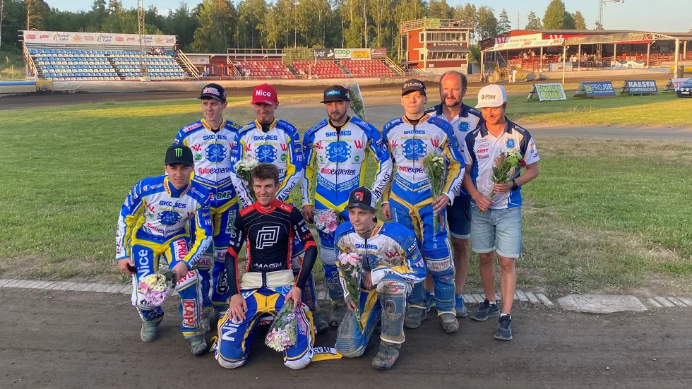 Piraternas vinnande lag tar emot folkets jubel efter 54-36 mot Västervik i Bauhausligan.
