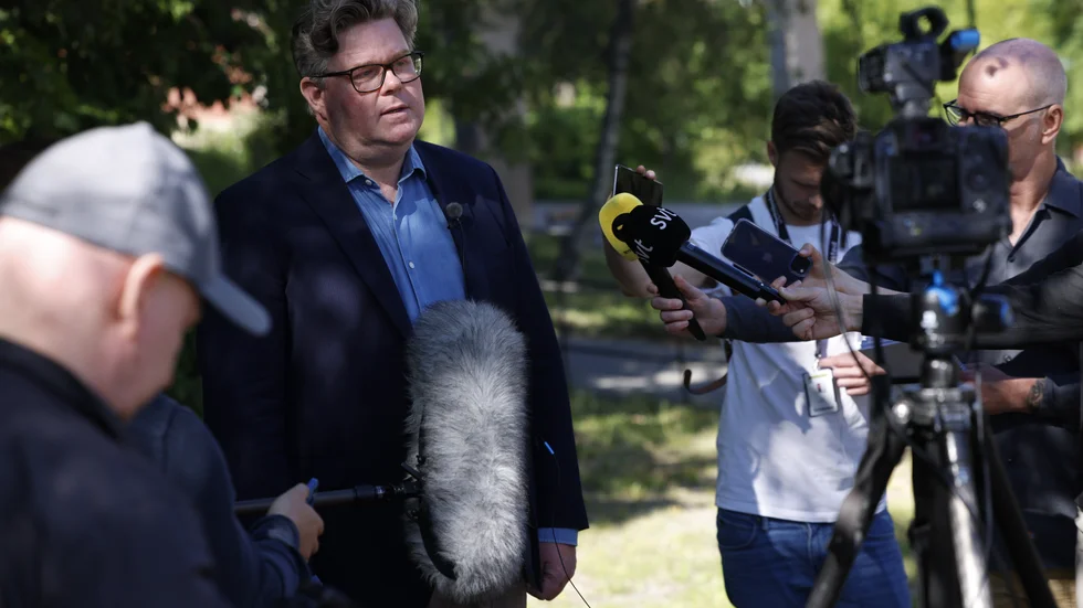 Justitieminister Gunnar Strömmer (M) besökte Farsta med anledning av lördagskvällens skjutning.