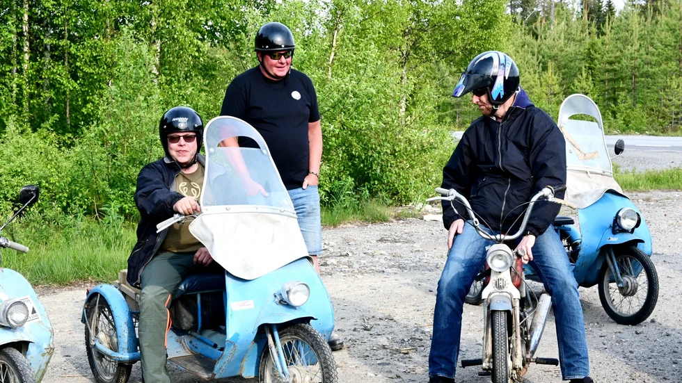 Killarna tar paus på väg 364 mot Umeå. Från vänster Anders Mellqvist, Mikael Eklund och Lars Wallmark.