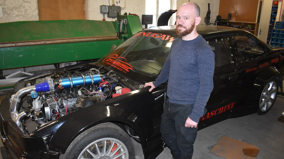 Olof Eriksson framför sin driftingbil han har byggt från grunden. Den kan komma att köras i Drift Masters i framtiden, men sannolikt inte av Olof själv.