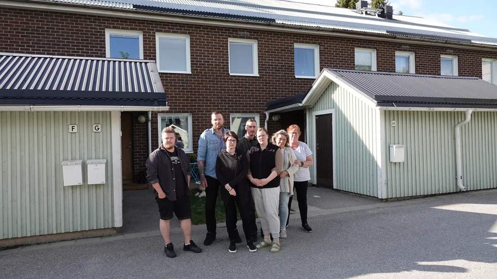 Boende i flerfamiljshus på Annelund är missnöjda med att behöva betala flera tusen kronor mer än sina grannar för likvärdiga lägenheter. Från vänster Anton Westman, Thomas Andersson, Johanna Ossmark, Jens Edlund och Ida Almvist. Längst ut till höger Nina Strömberg och Ann-Cathrin Lindberg från Hyresgästföreningen