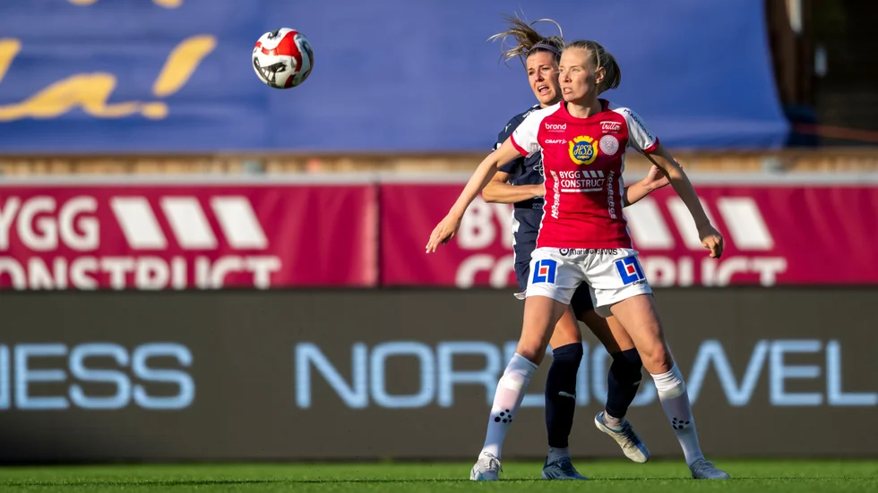 Elin Rombing och övriga i Uppsalas försvar stod för en storstilad insats mot Rosengård. Här det landslagsstjärnan Olivia Schough som hålls undan.