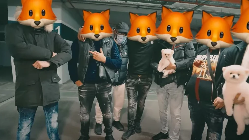 I musikvideon finns flera referenser till den kriminella person som kallas Räven. 