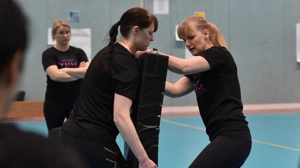 Taekwondoinstruktören Maya Hyllander visar en övning i självförsvar tillsammans med Maria Hovelius från Jönköping TKD.