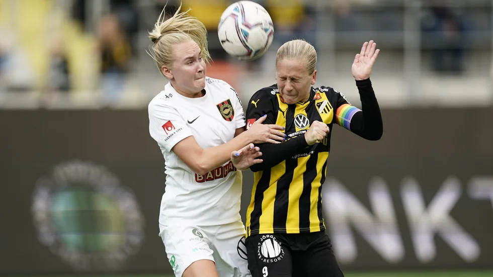 Alice Ahlberg, till vänster, dundrade in första målet när hennes Brommapojkarna vann kvalreturen mot IK Uppsala. Arkivbild.